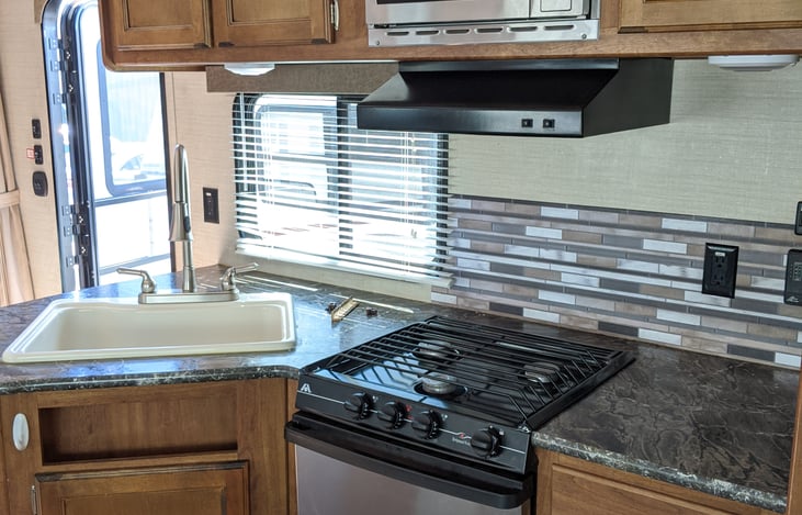 KITCHEN WITH SINK, STOVE/OVEN & REFRIGERATOR
