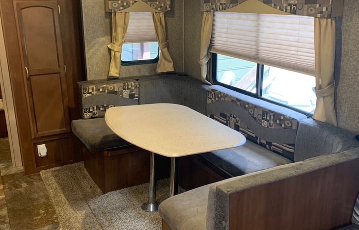 Dinette/Full Bed