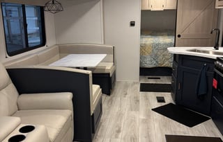 Komodo Kampers RV Rental-Avenger