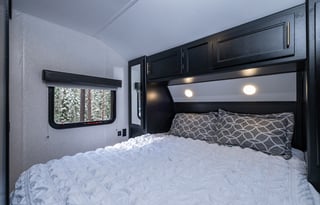 Cousin Kyle The Handsome 32ft Easy Tow Glamper