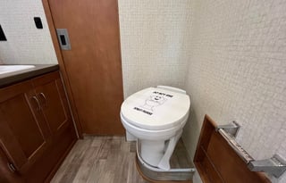 Explore in Style: 2018 Minnie Winnie 31G - Sleep9!