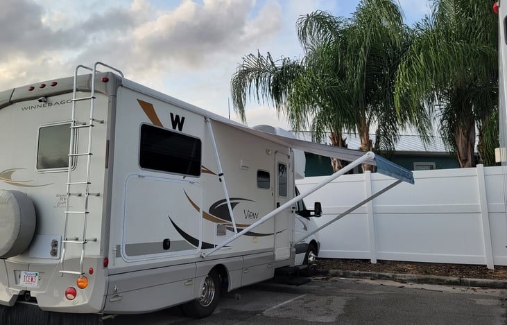 New Ocean Blue Fade awning installed 4/2022
Campco premium wrap around scrub rugs, for comfortable  and clean access.