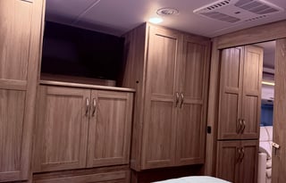 Luxury Winnebago Adventurer – Drive, Camp or Glamp