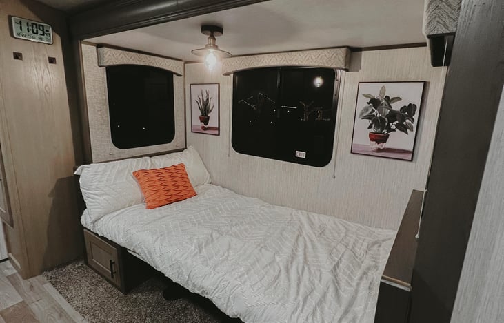 Convertible dinette sleeps 2 very comfortably. Luxury comforter set.