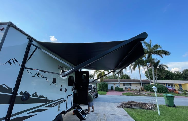 Pembroke Pines extra room for guests - stationary by driveway