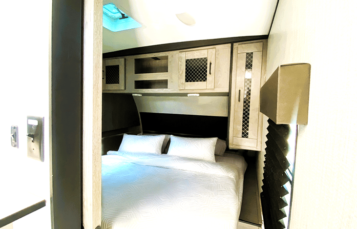 Spacious front bed area — a dream setup for families heading to Bonelli Bluffs RV Resort, Newport Dunes Marina, or Santa Clarita. A perfect RV rental in Southern California for larger groups with kids