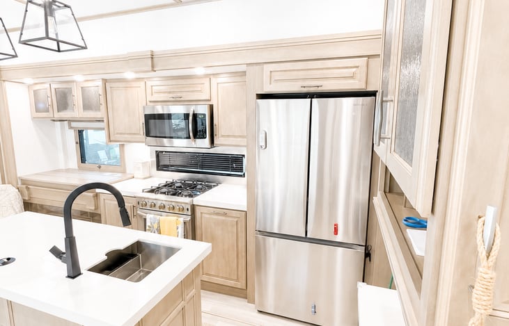 MICROWAVE. STOVE, OVEN  FULL SIZE FRIDGE. PANTRY