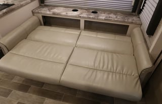 C8 *NEW*2022 Thor LUXURY KING Bed,8 Sleeper,Solar