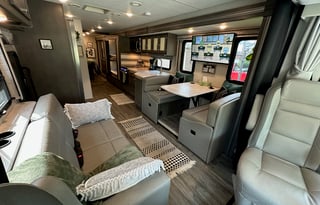 Adventure-Ready Family RV –  Sleeps 8, Free WiFi