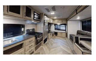 HUNTS PROWLER RV 32' SLEEPS 6