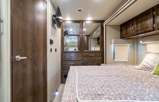 C19 *NEW* Entegra SLEEPS 8-STARLINK WiFi-MasterBed