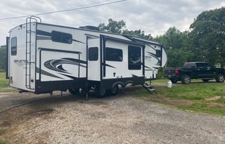 Spacious 5th Wheel— Perfect for Families