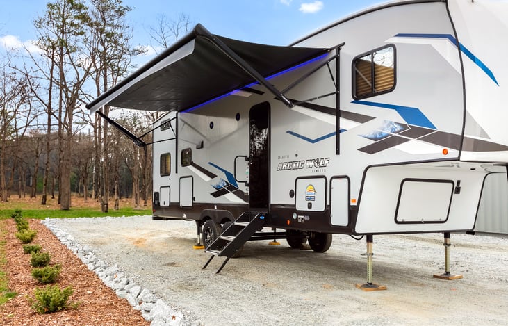 This impressive Cherokee Arctic Wolf 287BH Limited is spacious and loaded with comfortable features. Sleeps up to 10. Two bedrooms with separate bunkroom. Outdoor kitchen, solar and much more.