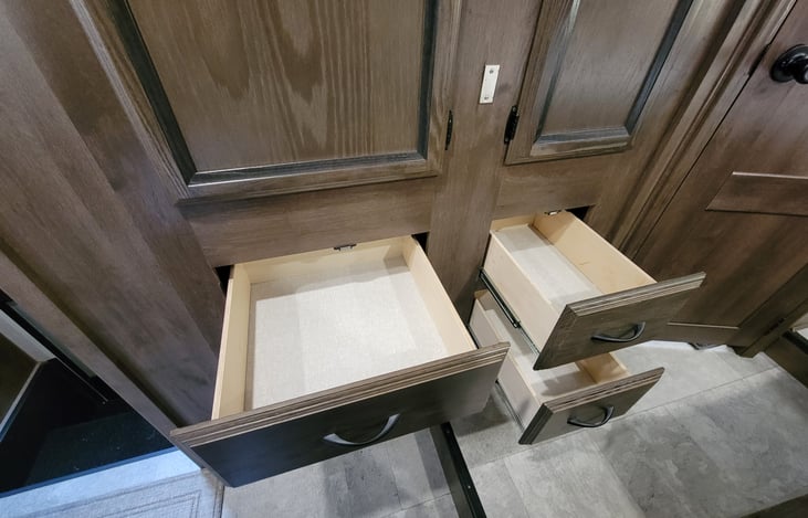 Drawers under Linnen Closet