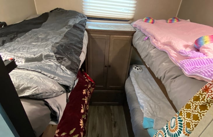 Bunkhouse: 4 separate sleeping twin size bunks