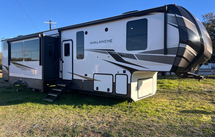 Experience luxury at 43 feet! This 2021 Keystone Avalanche 390DS features a spacious dual-suite layout, 2 full baths, and a loft. At 14,300 lbs, it’s the ultimate high-end family basecamp.