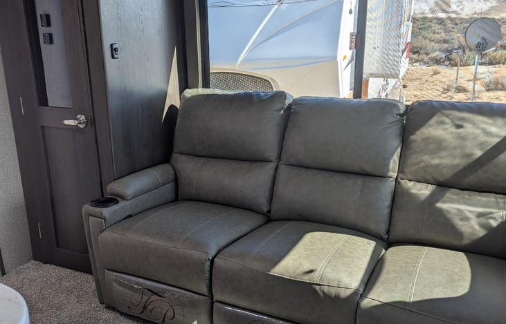 3 Leather recliners. Large pantry.