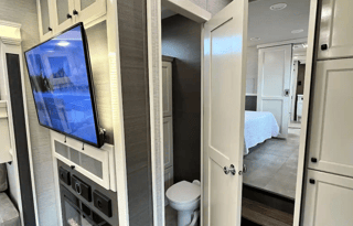 BEACON w/ King Bed, Res Kitchen 1.5 Baths & W/D