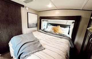 Phoenix Luxe Retreat – 2 Bedroom Family 5th Wheel