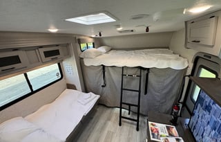 2025 33ft Coachmen 31MB - Sleeps 8