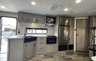 Spotless!  2022  RV Coleman Lantern Series 263BH