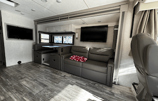 Easy-to-Drive ClassA w/ Surprising Amount of Room