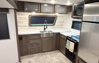 Spacious & Move-In Ready RV for Long-Term Rental