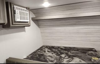 Sleeps 5 With an Electric Fireplace/coffee Maker