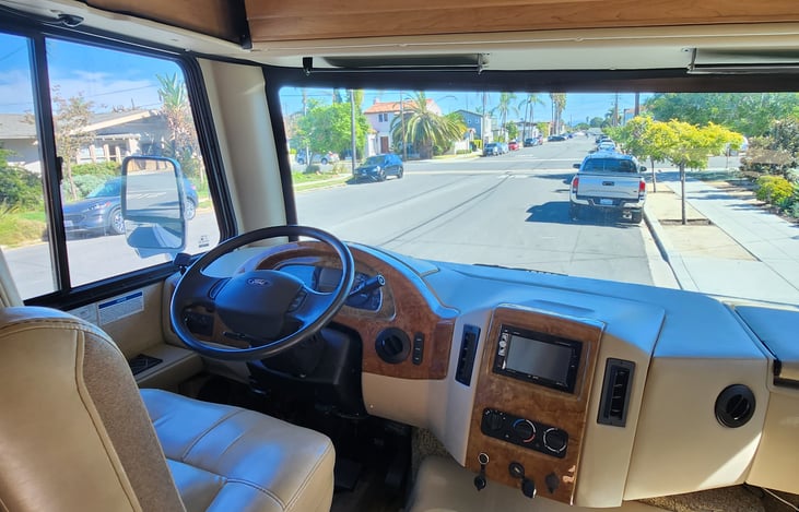 Easy to drive Automatic transmission, rear view and side cameras