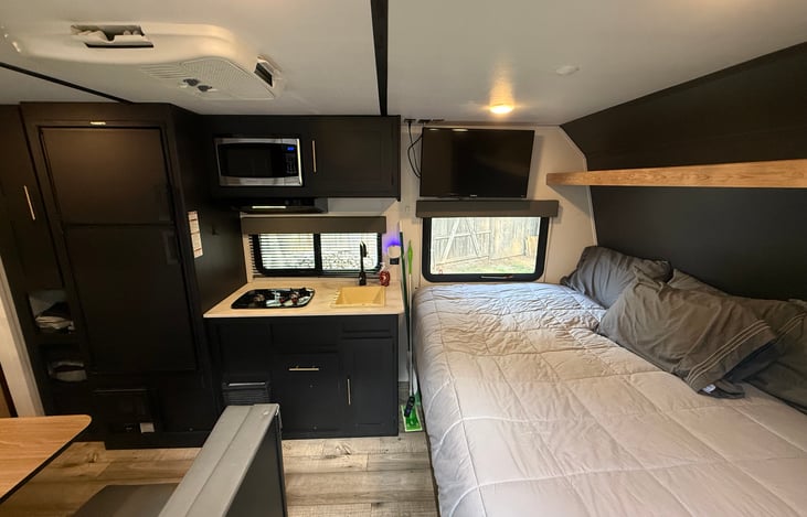 Queen Bed, Smart TV, Kitchen
