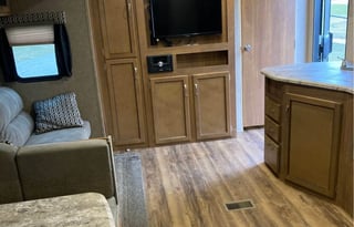 ALL SEASON-2019 Coachmen Legacy Edition Sleeps 10!