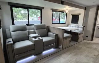 Brand New 2025 3 bedroom!Sleeps 8 Palomino Solaire