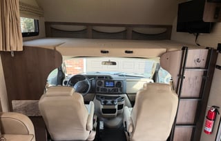 Family Friendly Spacious Class C RV – Sleeps 6–8