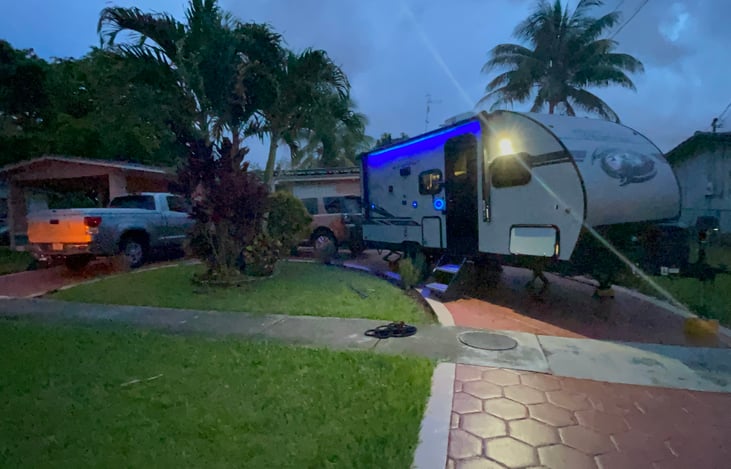 Fort Lauderdale extra room - home renovation stationary by driveway