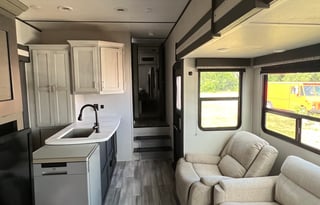 **Campy the SUPER COOL pet friendly 5th Wheel**