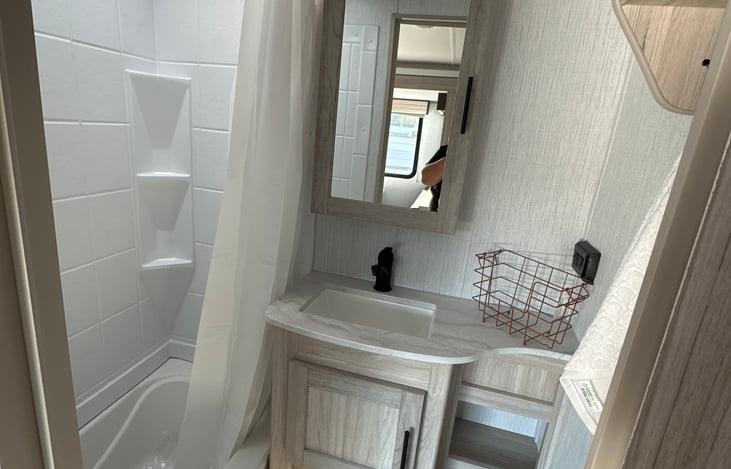 Restroom
Bathtub/shower combo