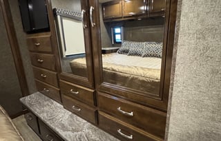 Luxury Super C RV – Sleeps 10 - Thor Magnitude