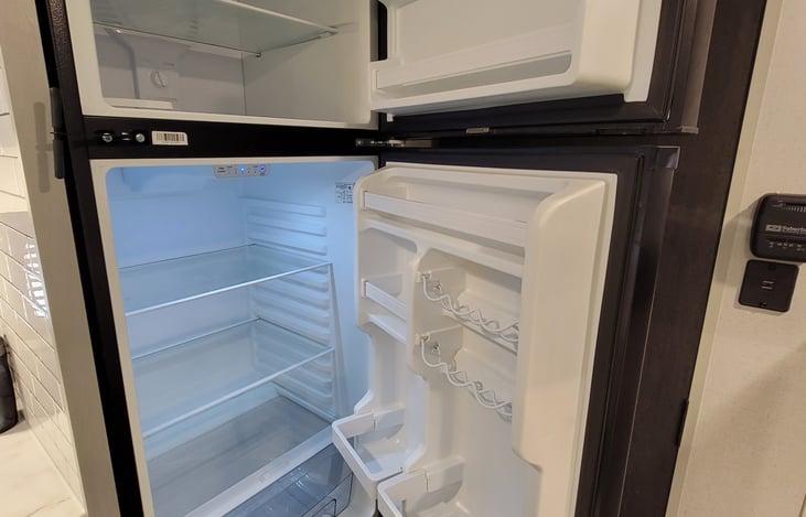 RUNS ON BATTERY SO STAYS COLD WHILE TRAVELING