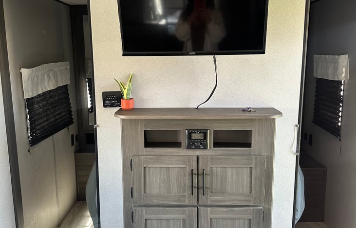 Smart tv with netflix, hulu, amazon prime etc.