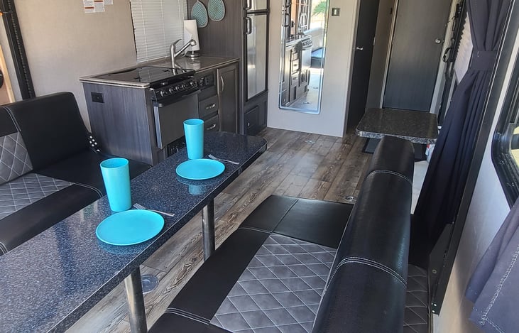 Dining area can seat up to 6 ppl with 2 removable tables.