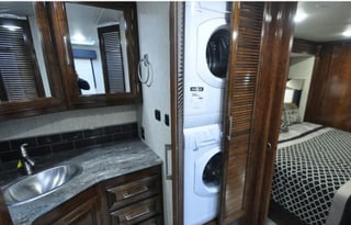 Luxury Disel Push, sleeps 8, 1.5 bath, washer &dry