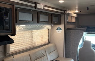 The Queen – Class C Bunkhouse, Sleeps 8