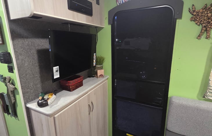 TV - DVD (storage for clothes)