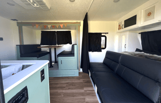 Fully loaded camper for all seasons ☀️