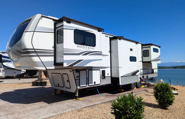 This Montana Legacy is a true 'mansion on wheels' with 5 slide outs, front Living Suite, King bed, Chef's kitchen, Bath and a half, hardwood cabinets, ample storage, fireplace and much more!