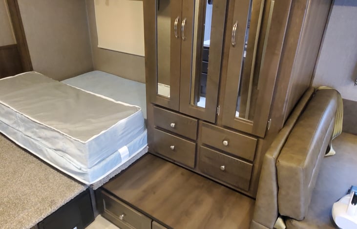 Spacious cabinets/drawers