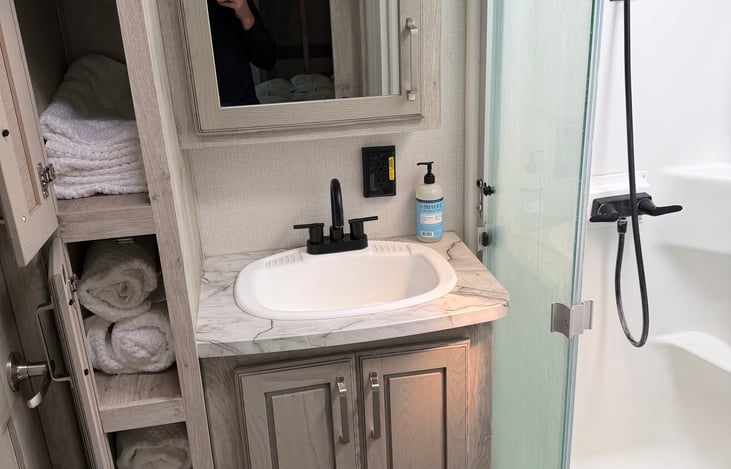 Master Full Bath / Towels Provided