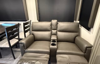 Luxe 2021 Cougar Cove 5th Wheel