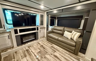 2022 Montana High Country 377FL (BRFL 1811)