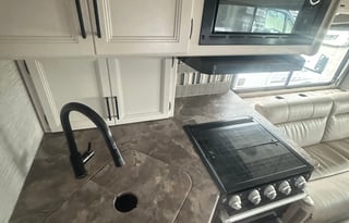 C8: NEW 2022 Thor LUXURY BIG Bed,8 Sleeper,Solar